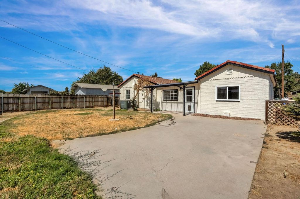 Image 28 of property listing at 333 Oleander Avenue, Lemoore, CA 93245