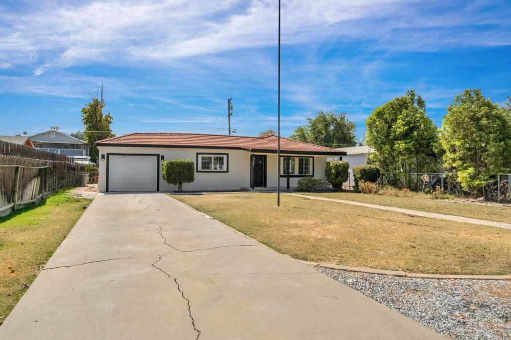 Image 3 of property listing at 333 Oleander Avenue, Lemoore, CA 93245