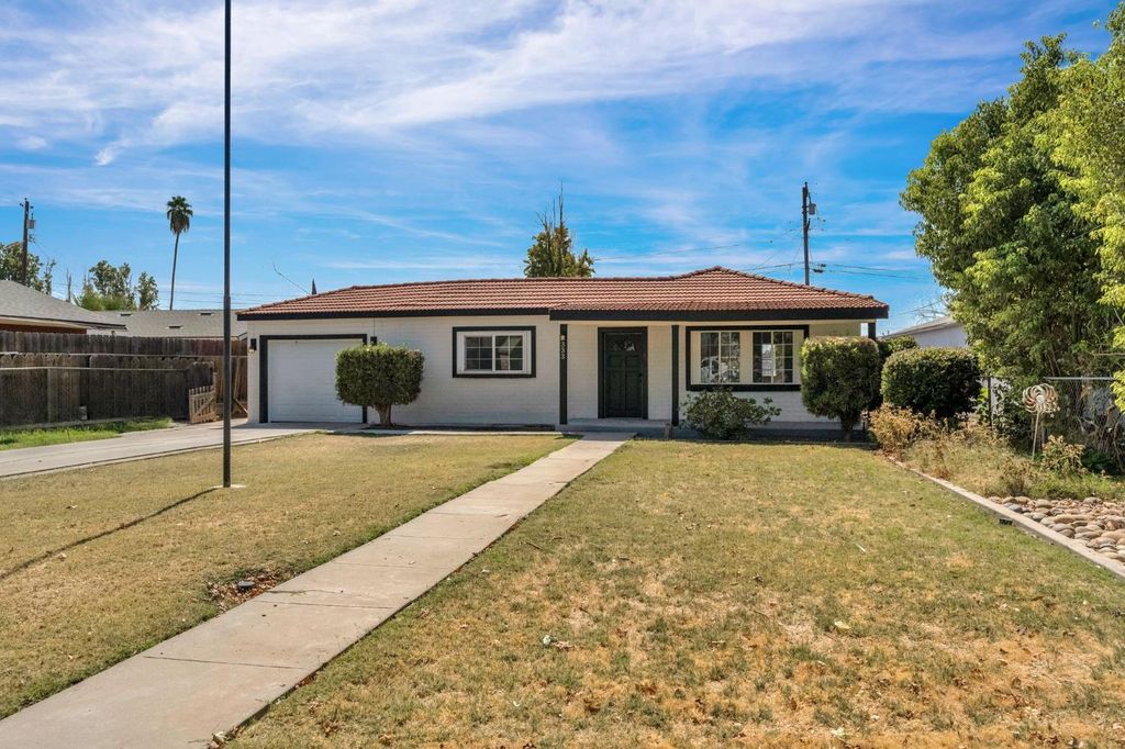 Image 4 of property listing at 333 Oleander Avenue, Lemoore, CA 93245