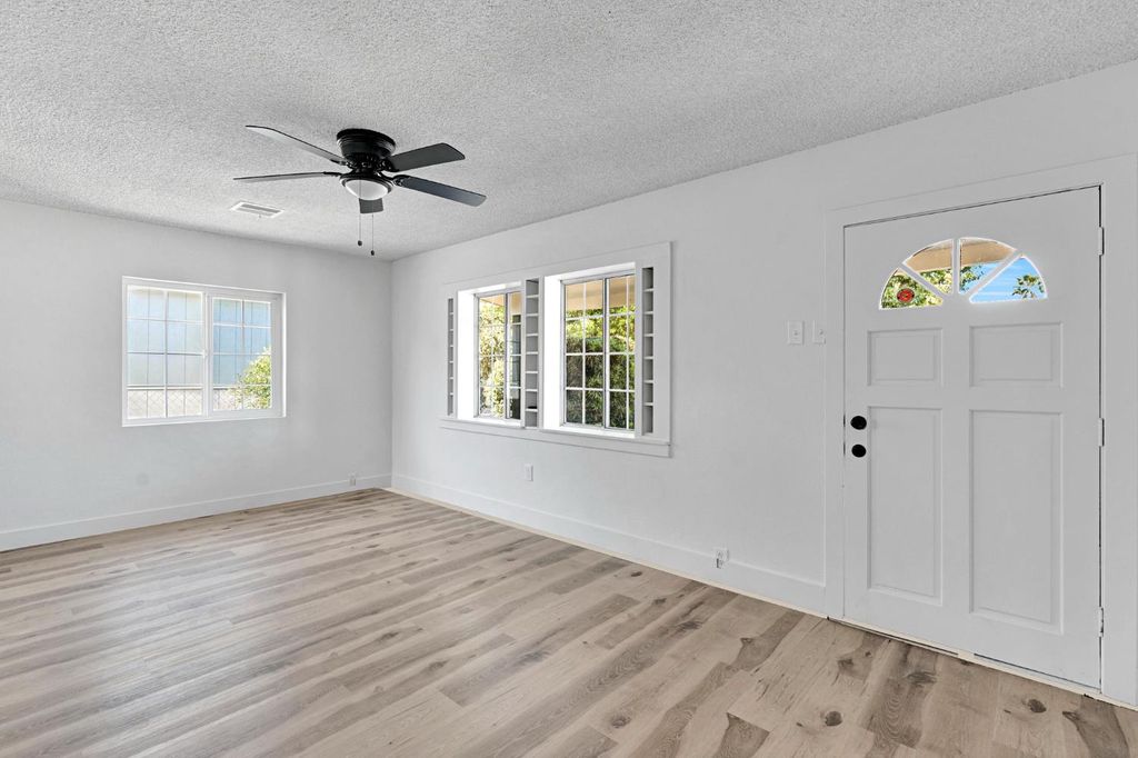 Image 7 of property listing at 333 Oleander Avenue, Lemoore, CA 93245