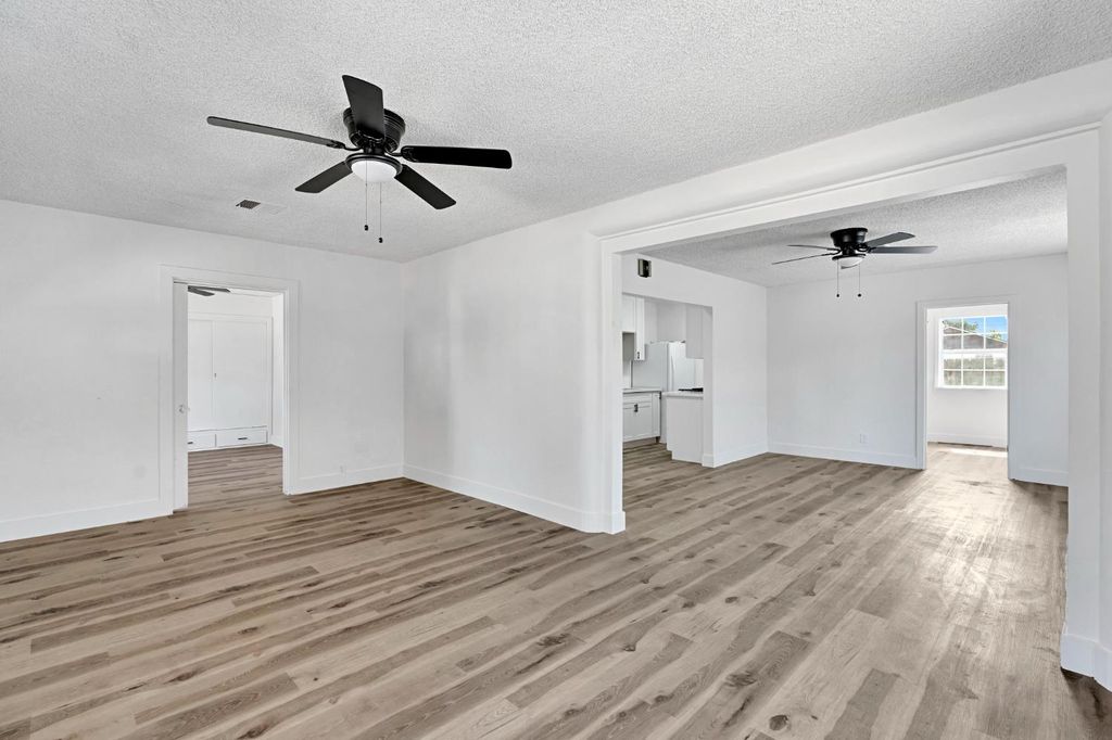 Image 8 of property listing at 333 Oleander Avenue, Lemoore, CA 93245