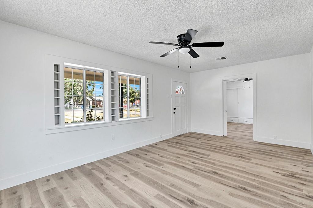 Image 9 of property listing at 333 Oleander Avenue, Lemoore, CA 93245