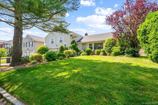 842 Fiske Street, Woodmere, NY 11598