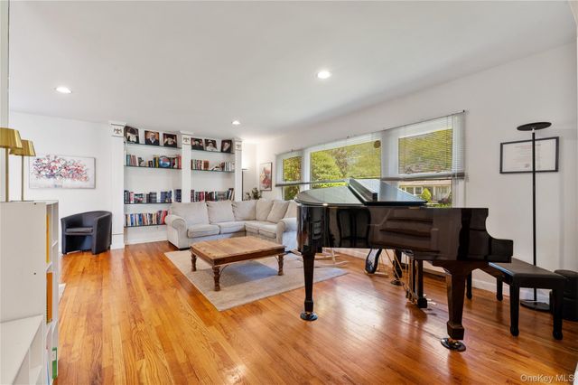 842 Fiske Street, Woodmere, NY 11598