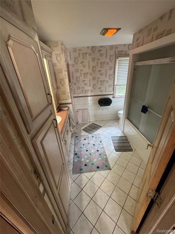 1128 Eureka Road, Wyandotte, MI 48192