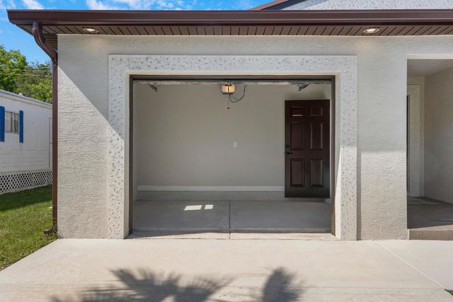 31 Flores Del Norte, Fort Pierce, FL 34951