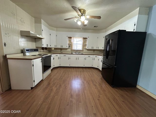 1106 S Monroe Avenue, Joplin, MO 64801