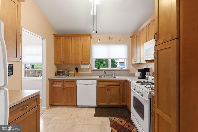 20 BROMLEY DRIVE, Hazlet, NJ 07730