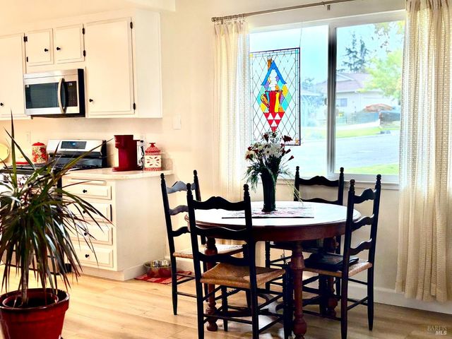 514 Oak Vista Ln, Santa Rosa, CA 95409