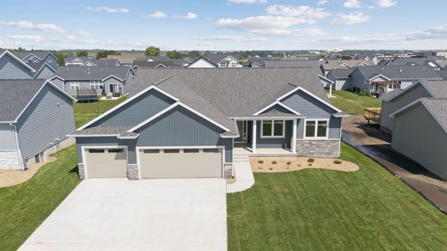 2813 Autumn Woods Drive, Cedar Falls, IA 50613
