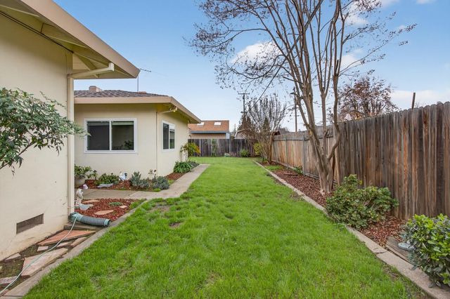 9509 Sara St, Elk Grove, CA 95624
