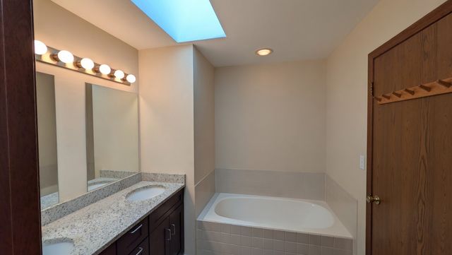 150 Winchester Drive 150, Streamwood, IL 60107