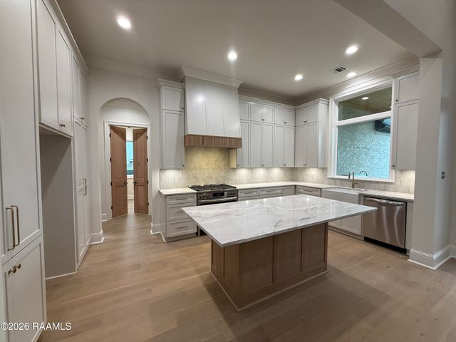 103 Summit Heights Dr, Youngsville, LA 70592