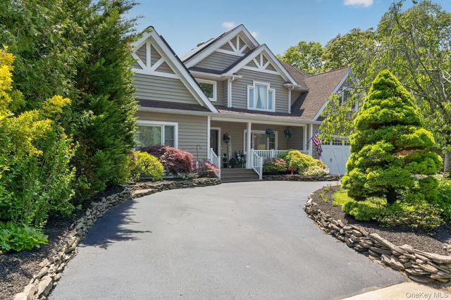 322 Rose Lane, Smithtown, NY 11787