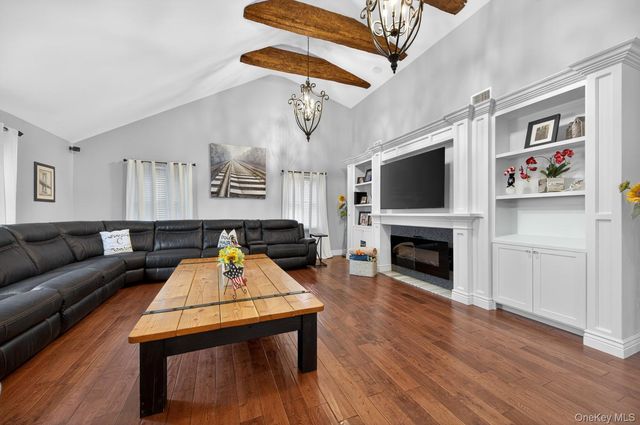 322 Rose Lane, Smithtown, NY 11787
