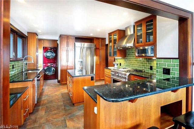 1033 Summit Avenue, Lakewood, OH 44107