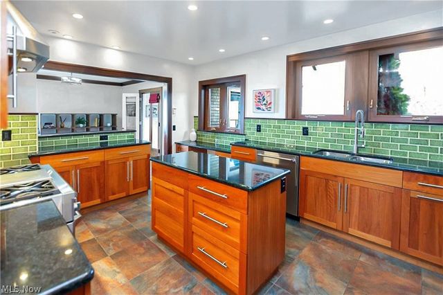 1033 Summit Avenue, Lakewood, OH 44107