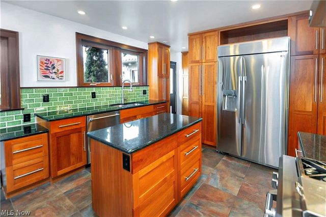 1033 Summit Avenue, Lakewood, OH 44107