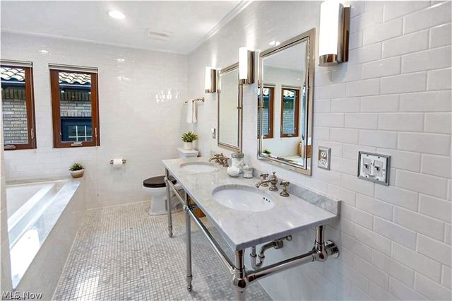 1033 Summit Avenue, Lakewood, OH 44107