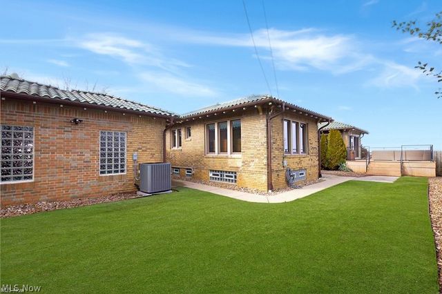 1033 Summit Avenue, Lakewood, OH 44107