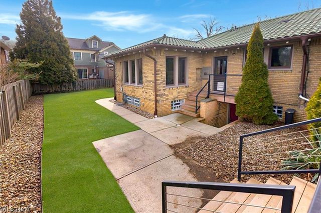 1033 Summit Avenue, Lakewood, OH 44107