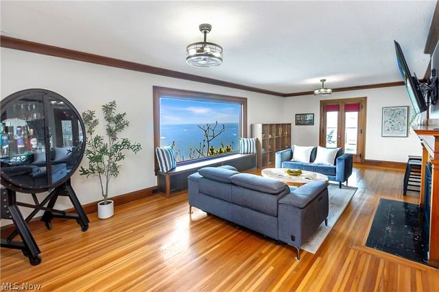 1033 Summit Avenue, Lakewood, OH 44107