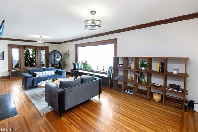 1033 Summit Avenue, Lakewood, OH 44107