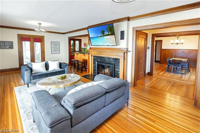 1033 Summit Avenue, Lakewood, OH 44107