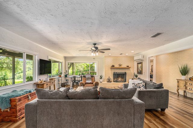 4151 Oakcrest Lane, Fort Worth, TX 76126