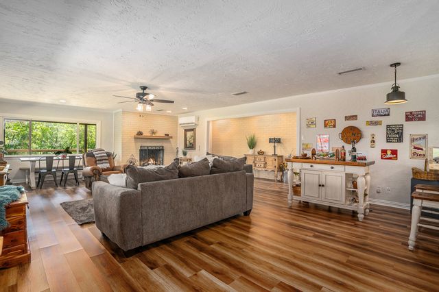 4151 Oakcrest Lane, Fort Worth, TX 76126