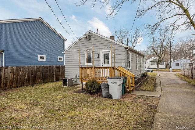 346 E Bernhard Avenue, Hazel Park, MI 48030