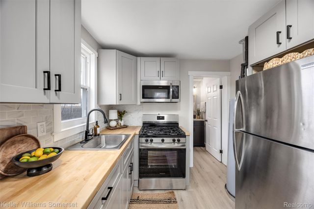 346 E Bernhard Avenue, Hazel Park, MI 48030