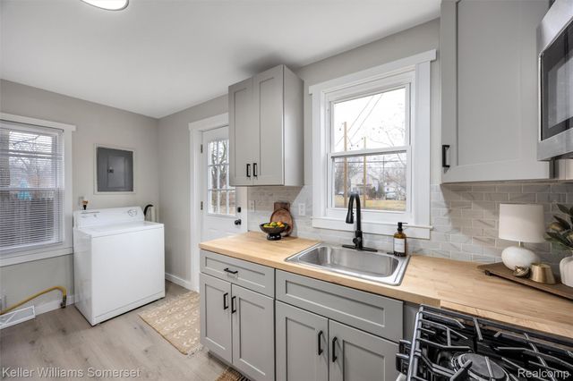 346 E Bernhard Avenue, Hazel Park, MI 48030