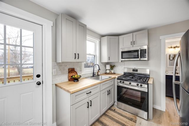 346 E Bernhard Avenue, Hazel Park, MI 48030