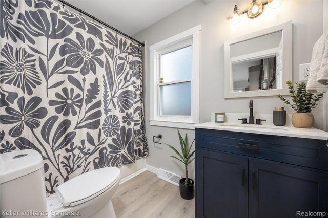 346 E Bernhard Avenue, Hazel Park, MI 48030