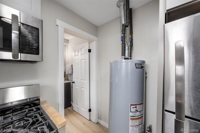 346 E Bernhard Avenue, Hazel Park, MI 48030