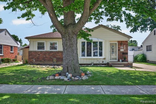 23002 Carolina Street, Saint Clair Shores, MI 48080