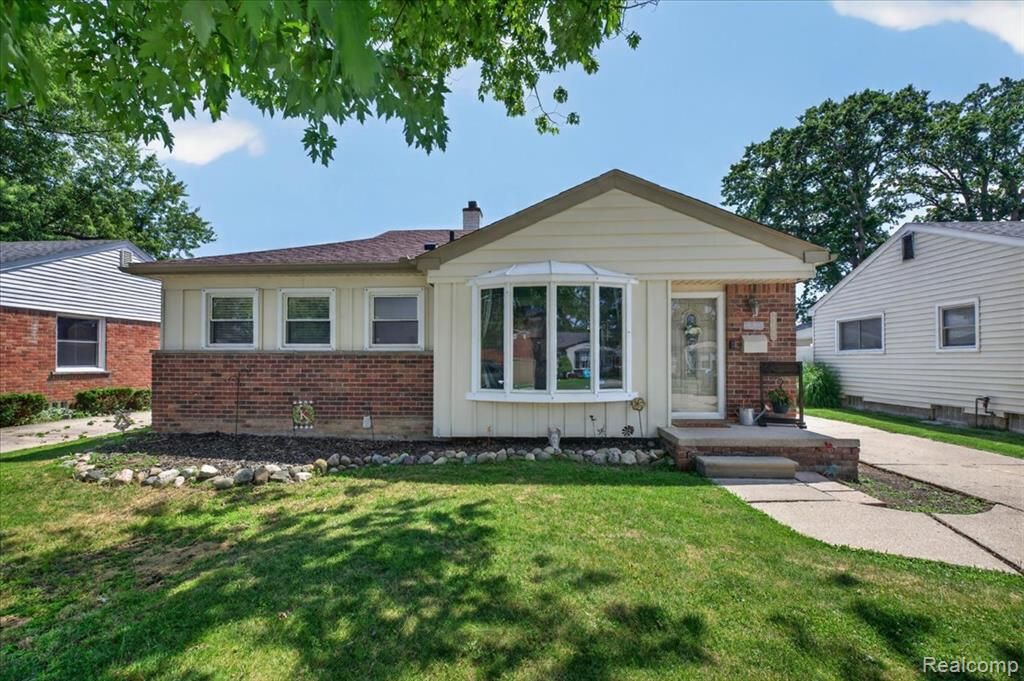 23002 Carolina Street, Saint Clair Shores, MI 48080