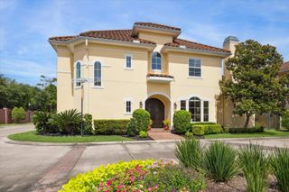 86 S Creekside Court, Houston, TX 77055