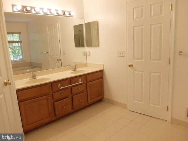 247 BRINLEY DR, Pennington, NJ 08534