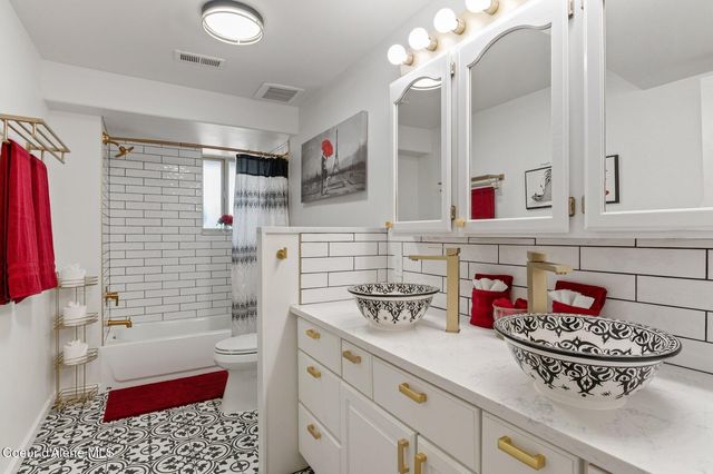 311 School Rd, Hope, ID 83836