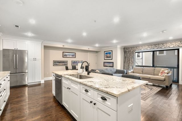 215 Athens St 4, Boston, MA 02127