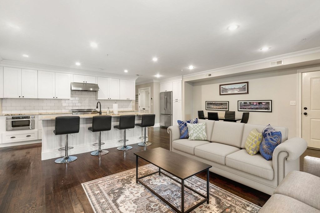 215 Athens St 4, Boston, MA 02127