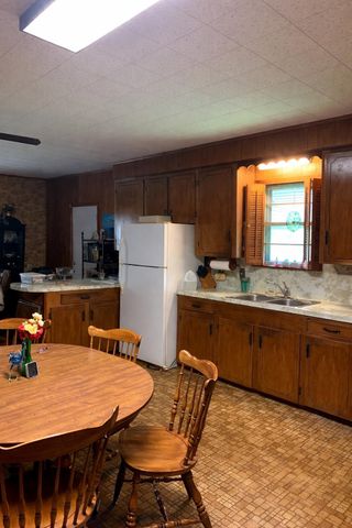 345 S Lake St, Waskom, TX 75692