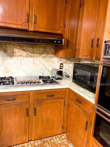 345 S Lake St, Waskom, TX 75692