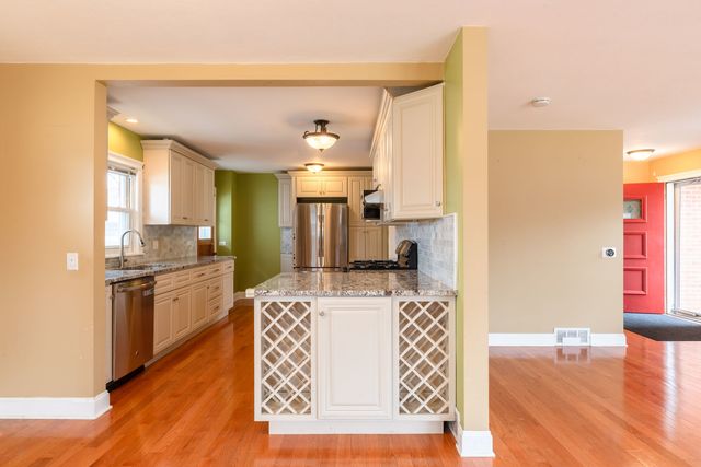 114 N FOREST Avenue, Palatine, IL 60074