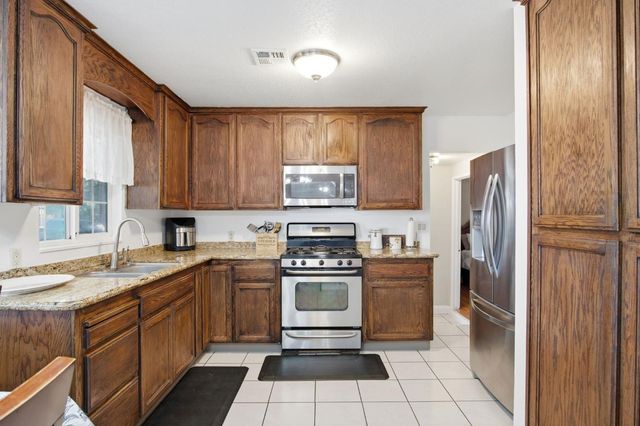 2320 Encina Ave, Modesto, CA 95354