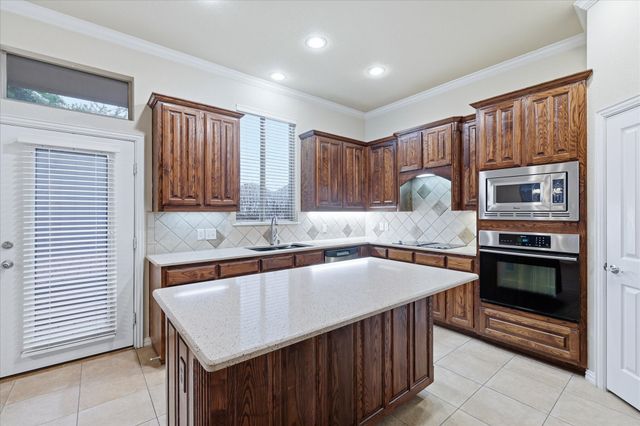 1905 Fountain Meadows Drive, Euless, TX 76039