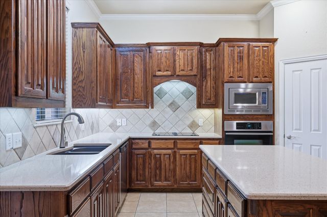 1905 Fountain Meadows Drive, Euless, TX 76039