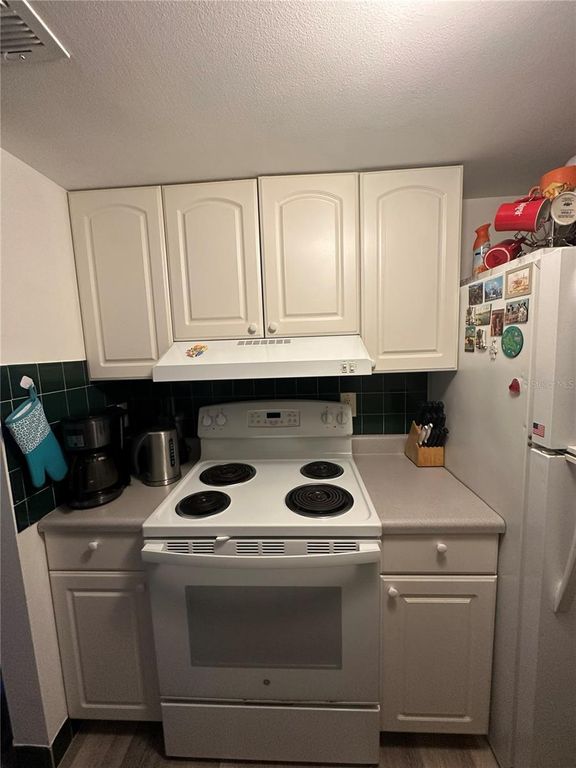 Image 11 of property listing at 1084 82ND TERRACE N 1084E, St Petersburg, FL 33702